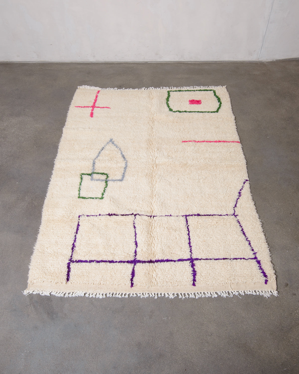 Modern designer handcrafted Berber rug from Morocco. Azilal rug with beautiful colours and patterns. Made of sheep’s wool and cotton.